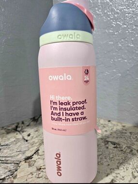 Owala- 32 oz Freesip Limited Edition pink blue water bottle cold cup fitness